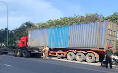 TP.HCM: Bị 2 xe container kẹp giữa, nữ sinh lớp 9 tử vong trên đường đi học