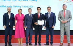 Hiệu trưởng Trường ĐH Tôn Đức Thắng nhận kỷ niệm chương của Thượng viện Cộng hòa Czech