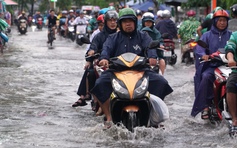 Triều cường đạt đỉnh: Một số tuyến đường ở khu nam TP.HCM lại ngập