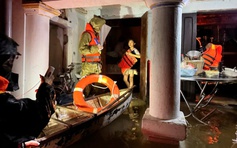 Công an Đắk Lắk cứu dân vùng ngập lụt xuyên đêm