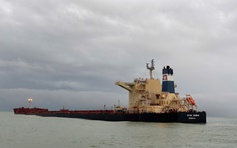 Tàu chở gần 175.000 tấn quặng sắt mắc cạn ở Dung Quất gây lo ngại