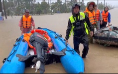 Đội xuồng hơi Đà Nẵng băng vùng ngập lụt Phú Yên cũ cứu dân bị cô lập