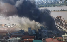 Cháy quán lẩu dưới chân cầu Long Biên, nhiều người tháo chạy