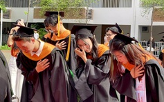 Hàng ngàn tân cử nhân cúi đầu tri ân thầy cô, cha mẹ