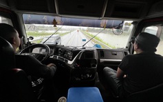 Tài xế đường dài vừa chạy vừa hồi hộp hỏi dò 'đường có ngập không?'