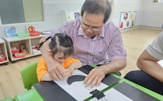 Ông bà vào trường cháu, thử nỗi vất vả nghề giáo viên mầm non