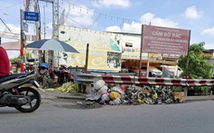 Bảng cấm rất to nhưng vẫn đổ rác