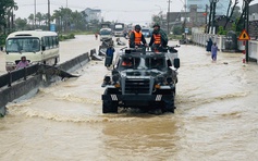 Bộ Quốc phòng điều xe thiết giáp tiếp tế dân vùng ngập lụt Đắk Lắk