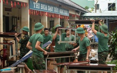 Bộ đội lội bùn giúp giáo viên dọn trường sau lũ lớn