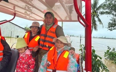 Công an giải cứu người dân Phú Yên cũ mắc kẹt trên cây, mái nhà