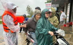 Bật khóc tìm ông ngoại ở rốn lũ Đắk Lắk: Khoảnh khắc đoàn tụ như phép màu