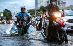 Triều cường 'nhấn chìm' nhiều tuyến đường ở TP.HCM: Người dân vật vã lội nước về nhà