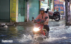 Triều cường sông Sài Gòn vượt báo động 3, lũ sông Đồng Nai vượt báo động 2