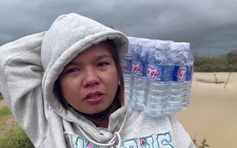 Cả đời chưa từng thấy lũ dữ, bật khóc nhận cứu trợ ở Gia Lai