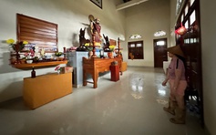 Giữa biển nước ngập xã Hòa Thịnh, hàng trăm người vào chùa Long Quang tránh lũ