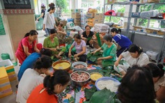 Tấm lòng người TP.HCM giúp vùng lũ: 'Nửa đêm đi gõ cửa các cửa hàng bán nếp'