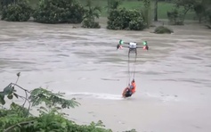Dùng drone cứu người mắc kẹt giữa dòng lũ dữ ở Cư Jút, Lâm Đồng
