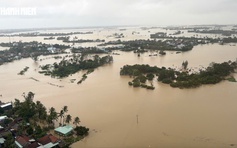 Rốn ngập lụt Phú Yên cũ nhìn từ trực thăng Bộ Quốc phòng, còn mênh mông nước