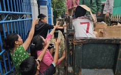 Nước sạch cạn kiệt ở Đắk Lắk: Người Đông Hòa hứng từng giọt mưa quý như vàng