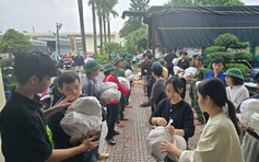 Giảng viên, y bác sĩ trẻ cùng ra quân hỗ trợ người dân vùng lũ