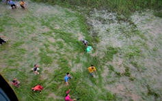 Trực thăng Bộ Quốc phòng tiếp tục thả hàng cứu trợ vùng lũ Đắk Lắk