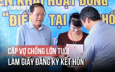 Ông bà U80 hào hứng đến nhà văn hóa nhận giấy chứng nhận đăng ký kết hôn