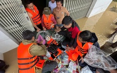 Giúp người vùng rốn lũ lịch sử: 'Nghe chị em cần quần áo lót, tôi liền mua'