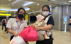 Ga metro TP.HCM nhận 180 tấn hàng cứu trợ, đêm nay ưu tiên: sữa, bánh, chăn, tã