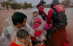 Giữa lũ dữ: Những người hùng SOS 75 Huế không bỏ ai ở lại phía sau