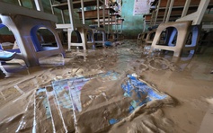 Khánh Hòa: Trường ngổn ngang bùn đất sau lũ lịch sử, chưa xác định ngày đi học