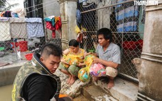 Thợ hồ rốn lũ Hòa Xuân: Nhà sập vẫn từ chối quà, nhường cho người khổ hơn