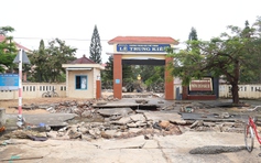 Trường THPT Lê Trung Kiên tan hoang sau lũ, nỗi lo an toàn cho học sinh