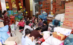 Trắng đêm ở chùa, 3 giờ sáng xe cứu trợ nối đuôi rời bến hướng về miền Trung