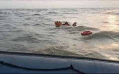 Cứu 2 ngư dân gặp nạn ở cửa biển Hàm Luông