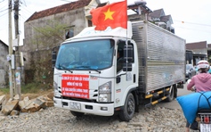 Dòng xe cứu trợ khắp Tổ quốc liên tục đổ về vùng lũ Đắk Lắk, vào tận xóm nhỏ
