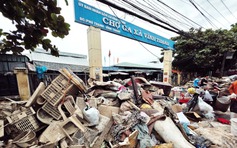 Sau lũ rác vây kín nhiều khu dân cư