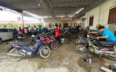 100 thợ sửa xe 'đổ bộ' Khánh Hòa: Người dân vùng lũ xếp hàng dài chờ cứu xe