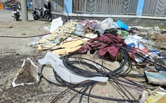 Rác tràn lan gần trường học