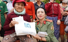 Công an cửa khẩu Tân Sơn Nhất hỗ trợ khắc phục hậu quả sau bão lũ