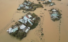 Báo Thanh Niên cùng Công ty Phát Đạt san sẻ khó khăn với người dân vùng lũ