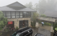 Du lịch chật vật vì mưa bão liên tục