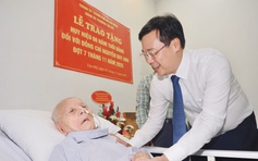 Ông Lê Quốc Phong trao Huy hiệu 60 năm tuổi Đảng đến cụ Nguyễn Duy Anh