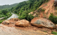 Đá lớn tràn ra mặt đường, tạm dừng tham quan ở bán đảo Sơn Trà
