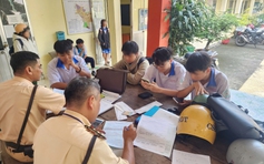 CSGT TP.HCM bất ngờ kiểm tra bãi xe trường học: Nhiều học sinh, phụ huynh bị phạt