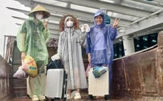 Chuyến du lịch 'có một không hai': Nước ngập ngang bụng, đi xe công nông ra sân bay