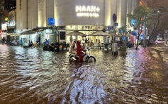 Mưa lớn tối 4.11: Nhiều tuyến đường ở trung tâm TP.HCM mênh mông nước