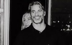 Jennifer Aniston công khai bạn trai kém tuổi, phản ứng của chồng cũ gây chú ý