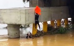 Khoảnh khắc 'người hùng' áo đen lao xuống dòng nước lũ cứu người ở Đà Nẵng