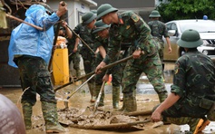 Hình ảnh đẹp nơi tuyến đầu chống bão Kalmaegi: 'Lũ chưa rút, bộ đội chưa về'