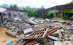 Xót xa gia đình nghèo vay tiền xây nhà, bão ập đến cuốn đi tất cả